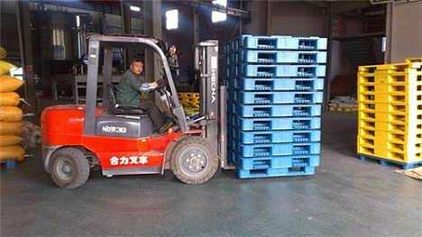 塑料托盤與機械叉車 塑料托盤與機械叉車